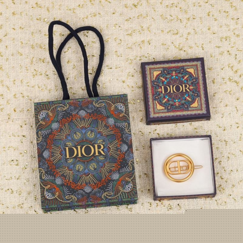 ch**an D*or brooches